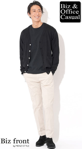 黒Tシャツと白系スラックスにカーディガンを羽織った40代メンズの大人カジュアルコーデ