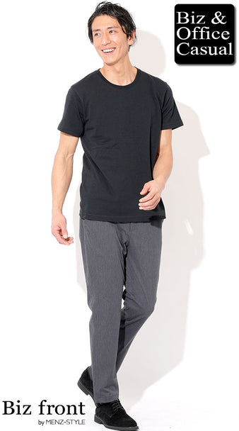 40代男性の黒Tシャツとグレースラックスでつくる落ち着いたシンプルコーデ