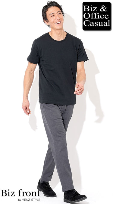 グレーチノパンツ×Tシャツの夏コーデ例