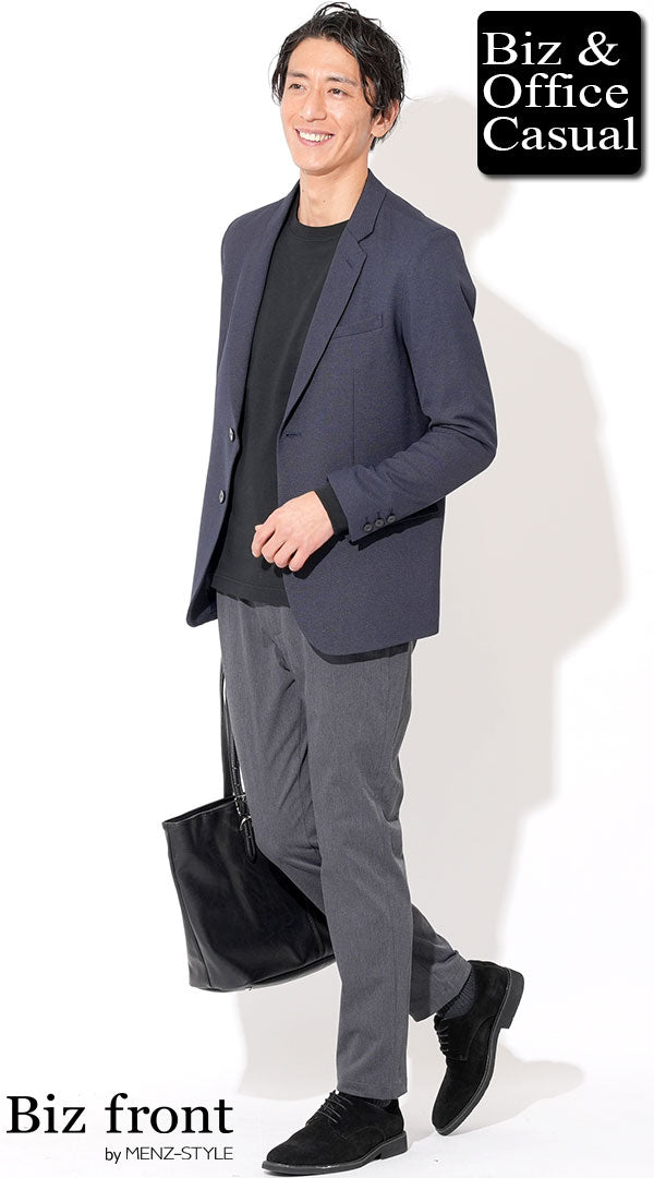 黒Tシャツとチャコールグレースラックスを使ったオフィス対応のビジネスカジュアルコーデ