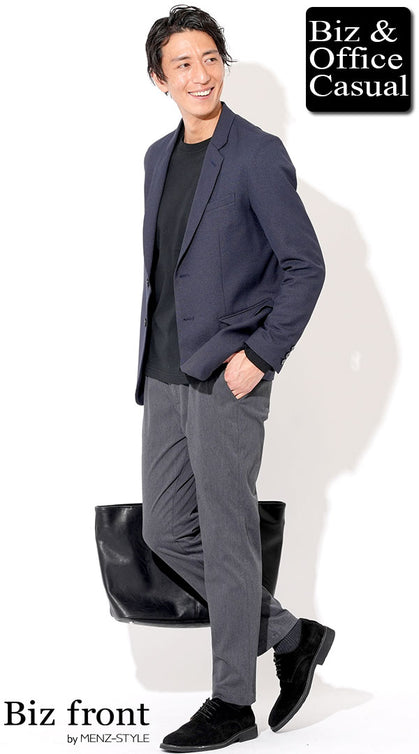 黒Tシャツインナーとネイビージャケットを合わせた大人の落ち着きあるオフィスカジュアルコーデ