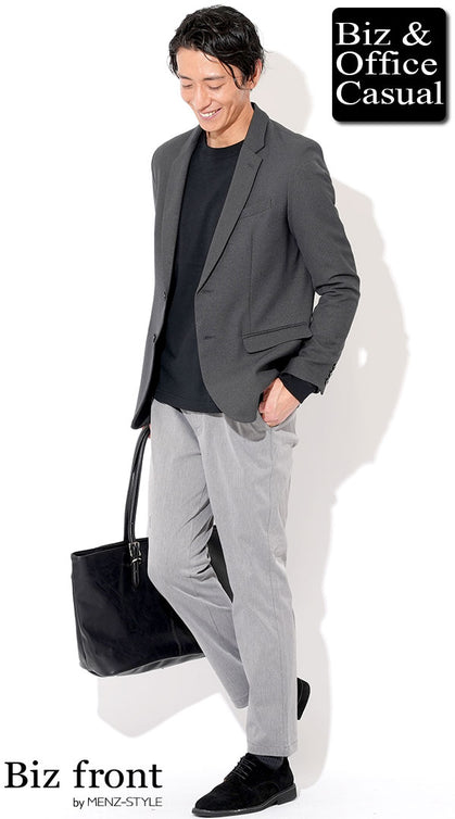 ダークグレージャケットとグレーパンツを組み合わせた同系色コーデ。モノトーン配色で落ち着きと知的さを演出。