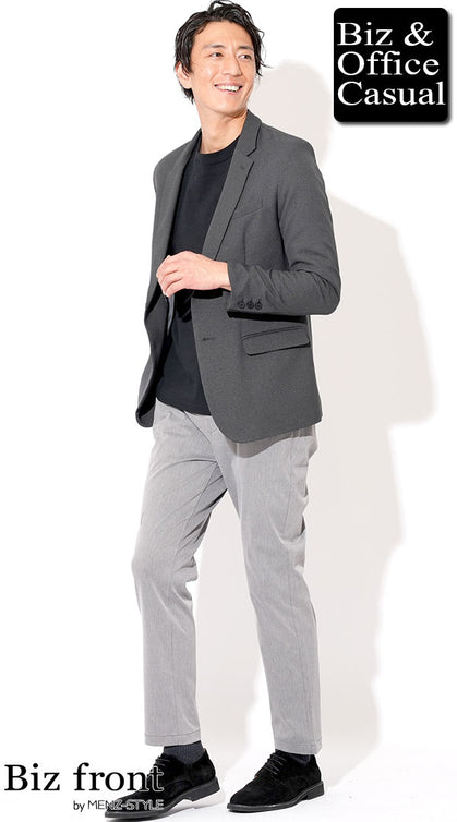 センタープレス入りのライトグレーパンツを軸にしたグレートーンのビジネスカジュアル