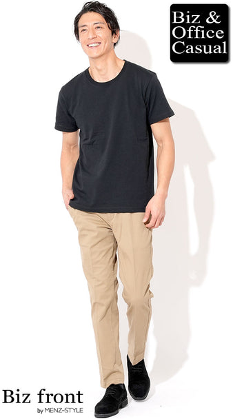 黒の無地Tシャツとベージュスラックスを合わせた、清潔感ときちんと感を両立した40代男性のBBQコーディネート