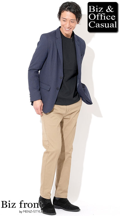 ネイビージャケットと黒Tシャツにベージュスラックスを合わせたビジネスカジュアルコーデ