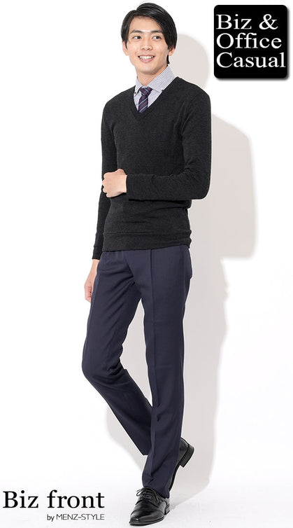 冬のビジネスカジュアル メンズ 黒Vネックニット×ストライプシャツ×ネイビースラックス コーディネート例