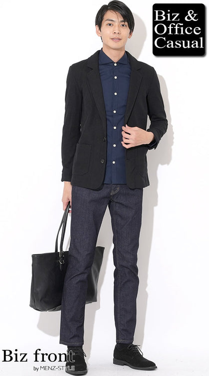黒ジャケット メンズ ビジネスカジュアル ネイビーパンツ ネイビーシャツ 黒トートバッグ コーディネート