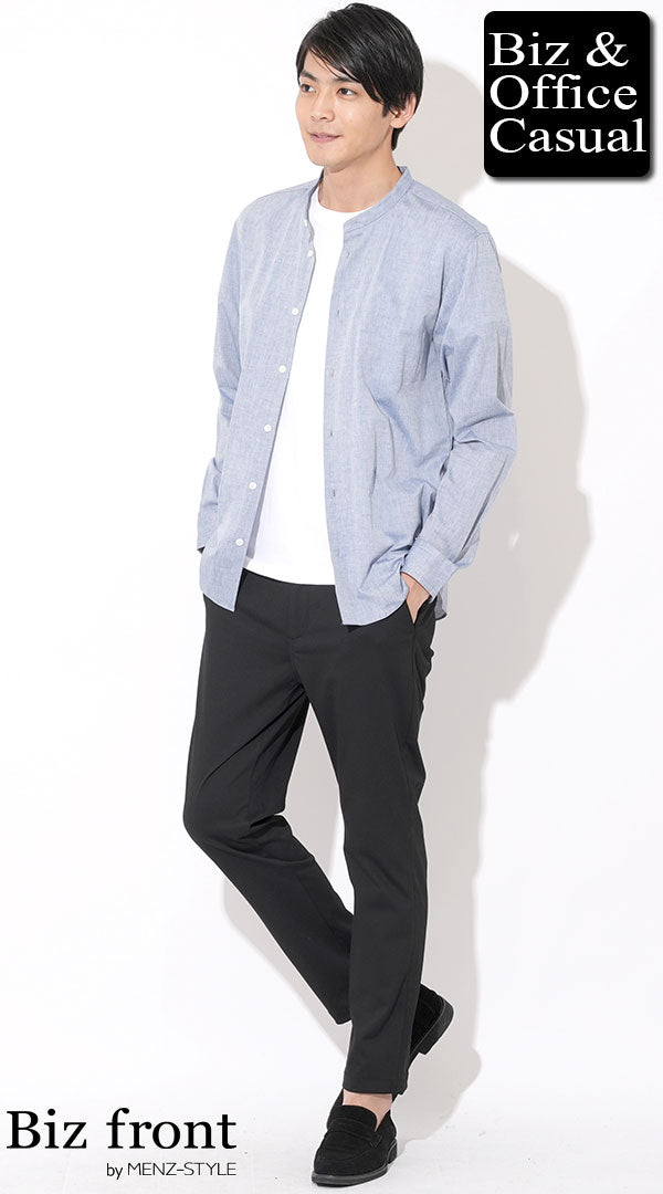 サックスブルーのバンドカラーシャツと白T、黒スラックスを合わせた洗練カジュアル