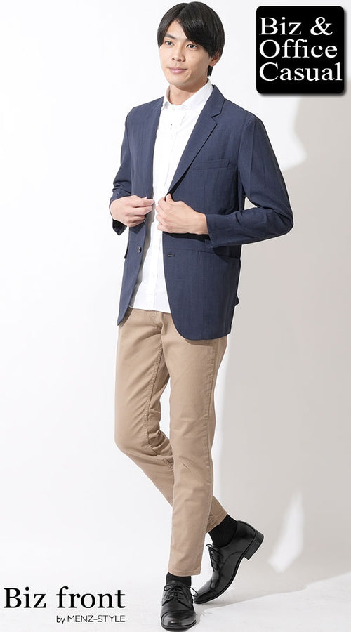 ネイビージャケットと白シャツ、ベージュチノパンの夏向けビジネスカジュアルコーデ