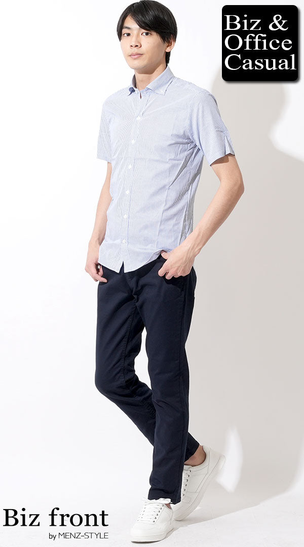 爽やかなストライプシャツとネイビースラックスを使った大人の夏の通勤コーデ