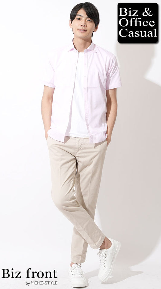 半袖ピンクシャツ×白半袖Tシャツ×オフホワイトスラックスチノパン×白スニーカー　biz23ss0895