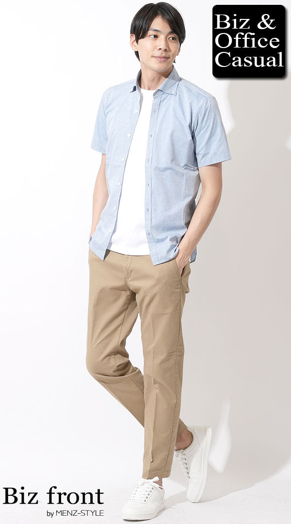 コーディネート例 ブルーシャンブレー半袖シャツ×白半袖Tシャツ×ベージュチノスラックス