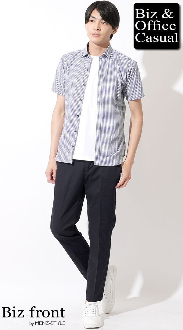 コーディネート例 ギンガムチェック半袖シャツ×白半袖Tシャツ×黒スラックス