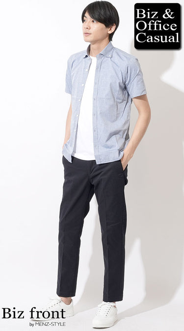 黒チノパンと半袖シャツのおしゃれな夏コーデ例