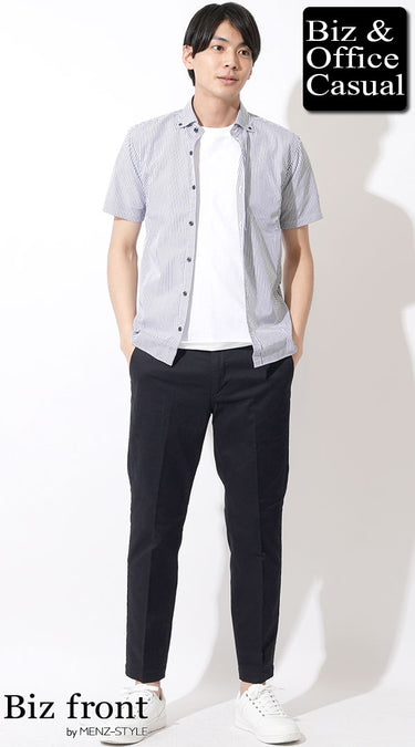 黒チノパンと半袖シャツのおしゃれな夏コーデ例
