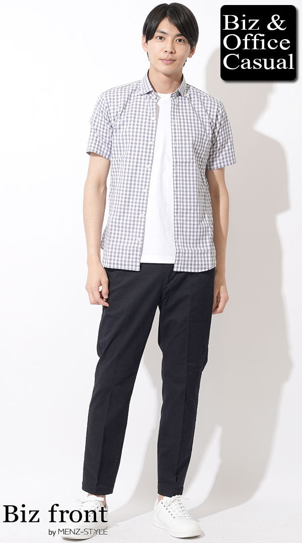 コーディネート例 グレーギンガムチェック半袖シャツ×白半袖Tシャツ×黒スラックス