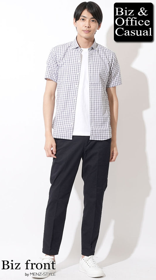 グレーギンガムチェック半袖シャツ×白半袖Tシャツ×黒スラックスチノパン　biz23ss1010
