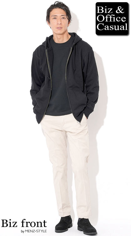 黒パーカーと黒Tシャツ、アイボリーのセンタープレスパンツを組み合わせた50代男性のオフィスカジュアルコーディネート