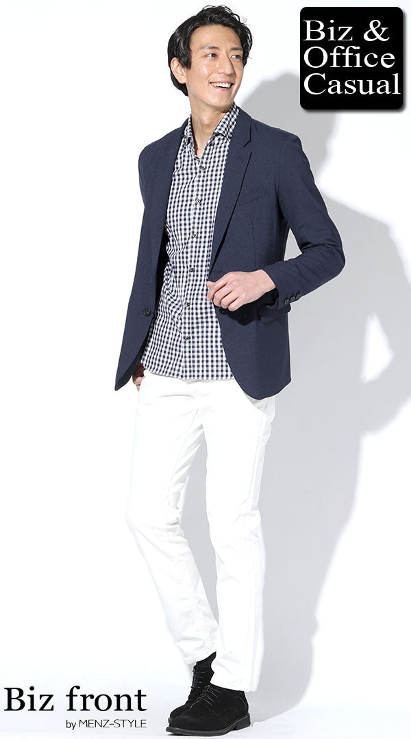 メンズのギンガムチェックシャツとネイビージャケットを合わせた白パンツコーデ