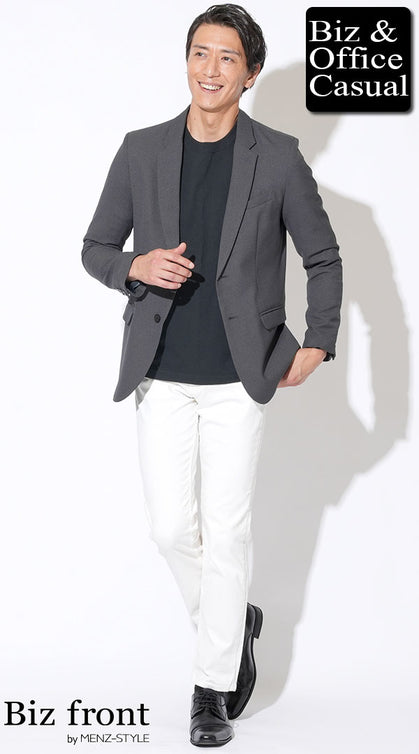 ダークグレージャケットと白パンツを黒インナーに合わせたモノトーンオフィスカジュアル。都会的でスタイリッシュ。