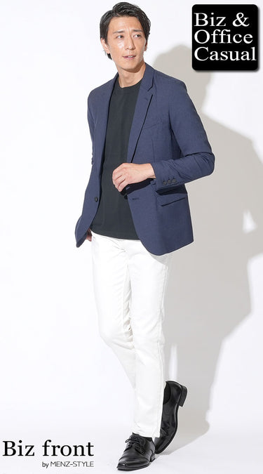 ネイビージャケット×白パンツのコーデ