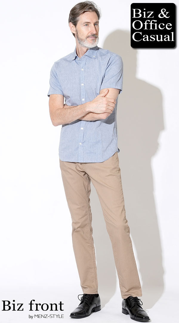 メンズオフィスカジュアル夏コーデ青シャツとベージュパンツ