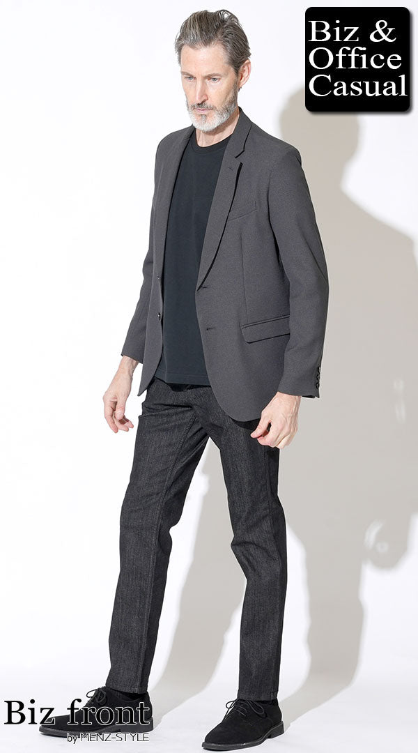 黒Tシャツと黒パンツにチャコールグレージャケットを合わせた上品な大人のメンズコーデ