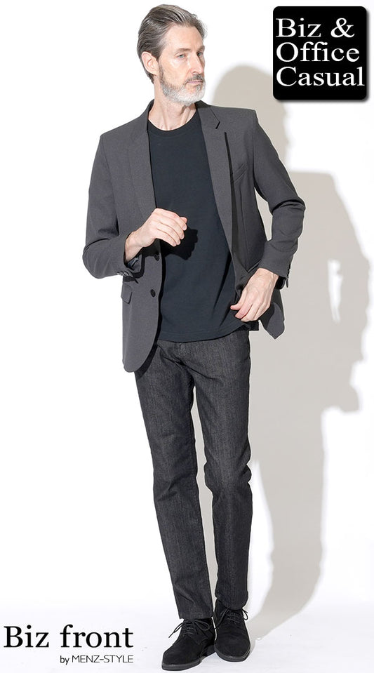【60代】チャコールグレーテーラードジャケット×黒半袖Tシャツ×黒デニムパンツ×スエードシューズ　biz23ss1510