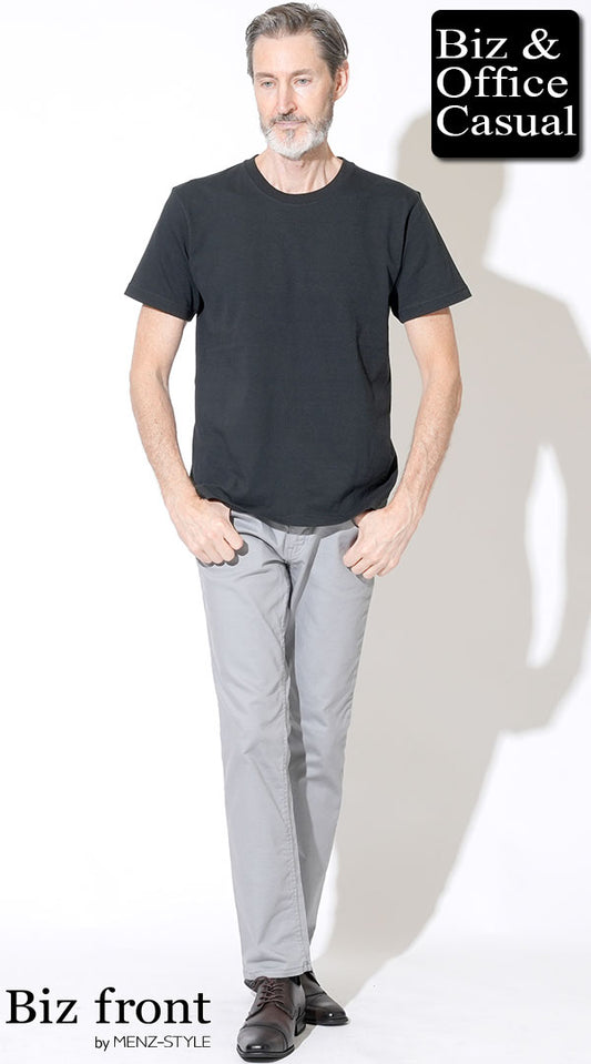 【60代】黒半袖Tシャツ×グレーパンツ×ブラウン革靴　biz23ss1675
