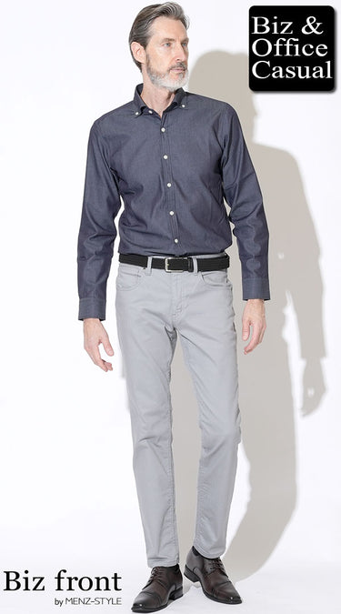 デニムシャツ×グレーパンツの実際のコーデ例