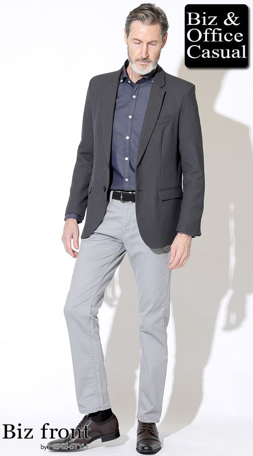 グレーパンツで演出するエレガントな大人のビズカジ