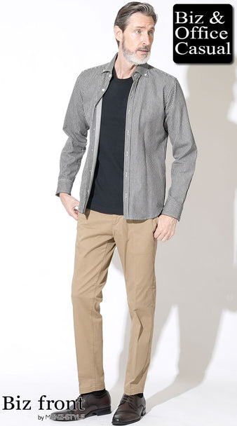 60代男性の10月前半にぴったりな服装 黒シャツとベージュパンツできれいめな秋コーデ
