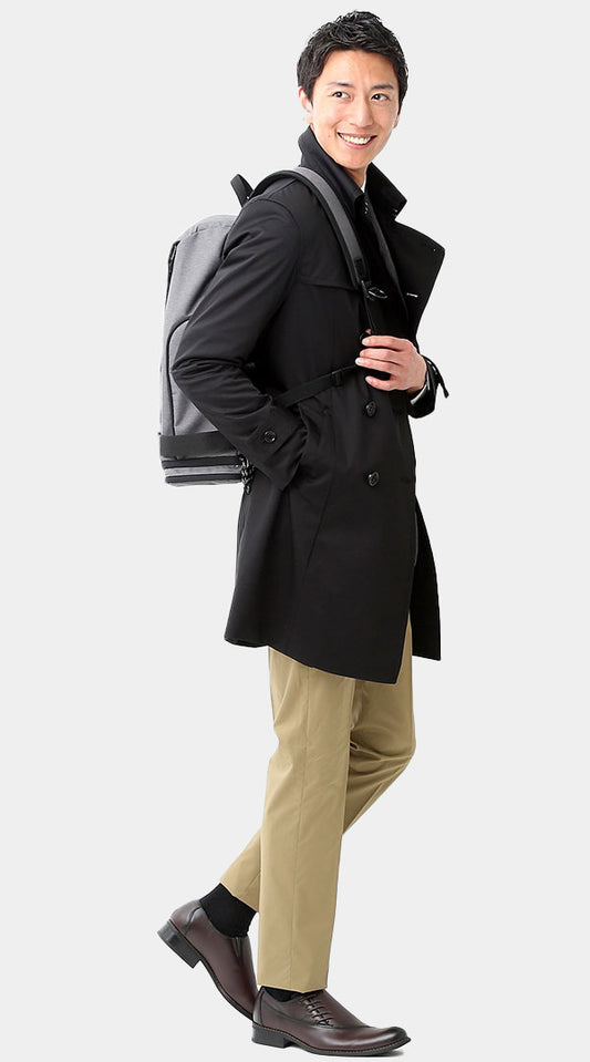 ブラックトレンチコート×ベージュスラックス×ビジネスリュック　biz17ss_0055