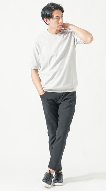 ライトグレーTシャツ、黒パンツ、黒スニーカーでまとめた身長を高く見せるモノトーン三色コーデ