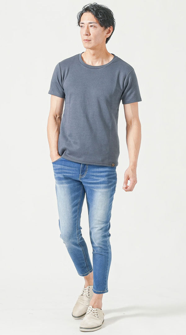 グレー半袖クルーネックTシャツ　ブルースキニーアンクルデニムパンツ　グレーシューズ　snp_pt1305