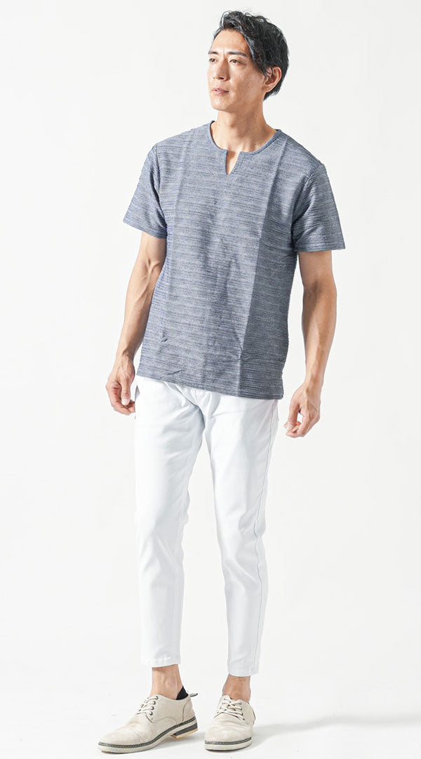 ネイビー半袖キーネックTシャツ　白スキニーテーパードアンクルチノパンツ　グレーシューズ　メンズ コーデ 40代 50代 男性 人気 夏 に合う おすすめ 着こなし おしゃれ かっこいい