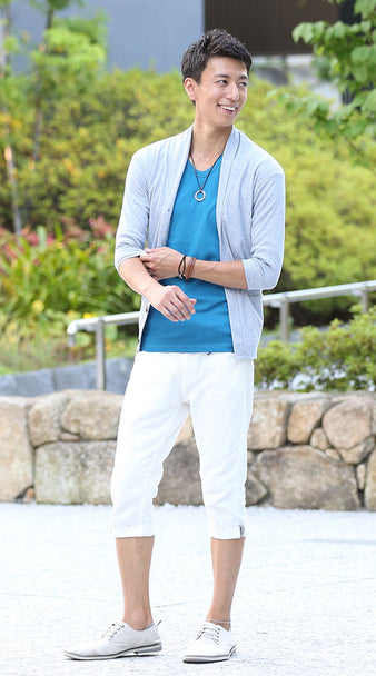 グレーショールカラーカーディガン×ライトブルーカットソー×ホワイトクロップドパンツ
