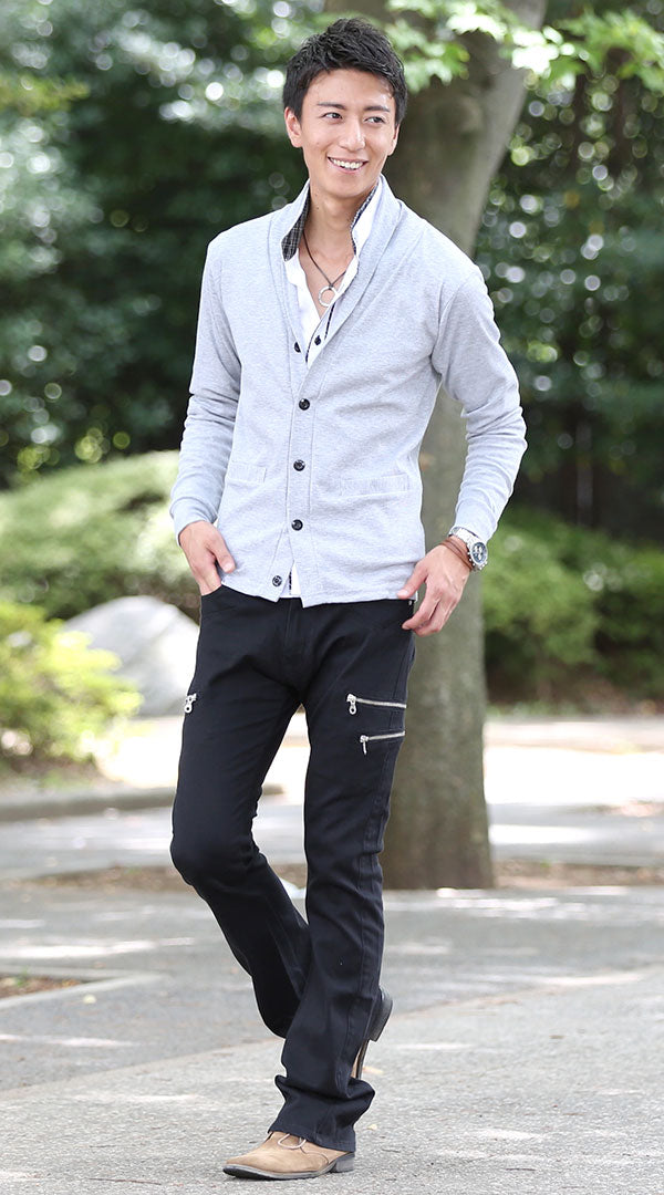 メンズにおすすめの黒カーゴパンツとグレーカーディガンを使った40代向けのシンプルコーデ例