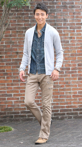 メンズにおすすめのデニムシャツを使ったきれいめコーデでグレーカーディガンとベージュパンツを合わせた40代向けスタイル