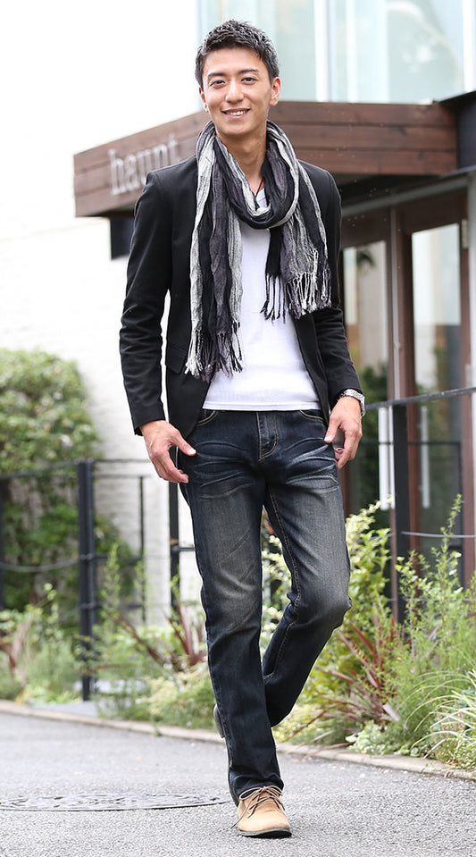 黒テーラードジャケット　白長袖VネックTシャツ　ダークブルーデニムパンツ　ベージュブーツ　snp_yui0546