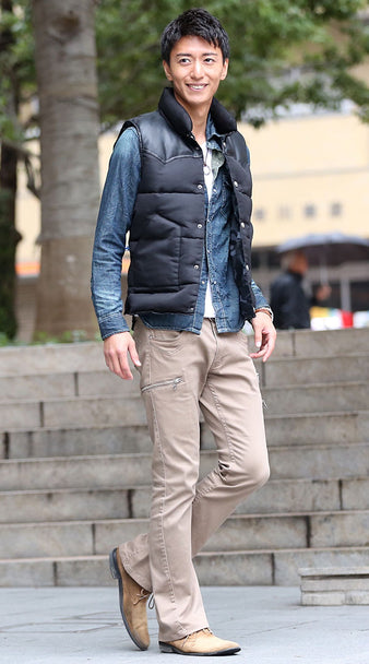 メンズにおすすめのデニムシャツとダウンベストのカジュアルコーデ