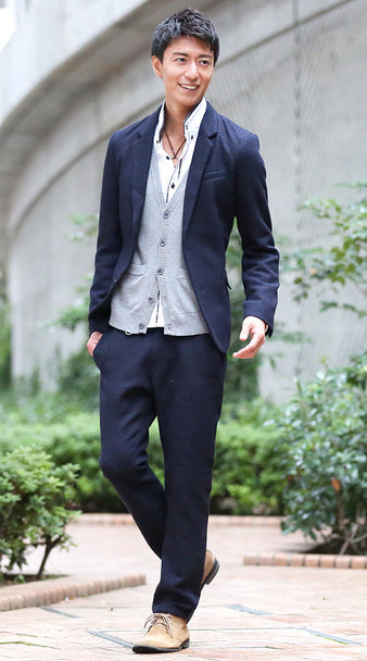 ネイビーパンツとネイビージャケットの冬コーデ画像