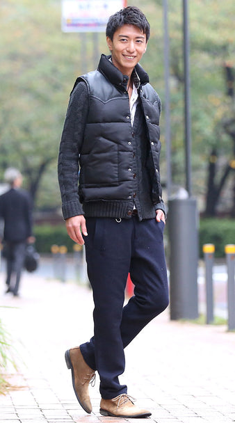 ネイビーパンツと中綿ベストの秋コーデ画像