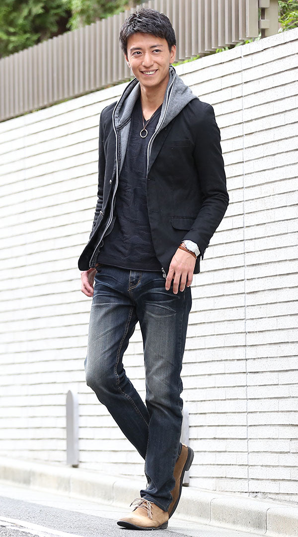 黒テーラードジャケット　グレージップパーカー　黒長袖VネックTシャツ　ダークブルーデニムパンツ　ベージュブーツ