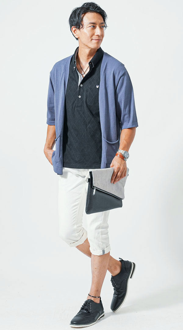 黒ポロシャツとクロップド丈の白パンツで爽やかにまとめた夏の大人メンズコーデ