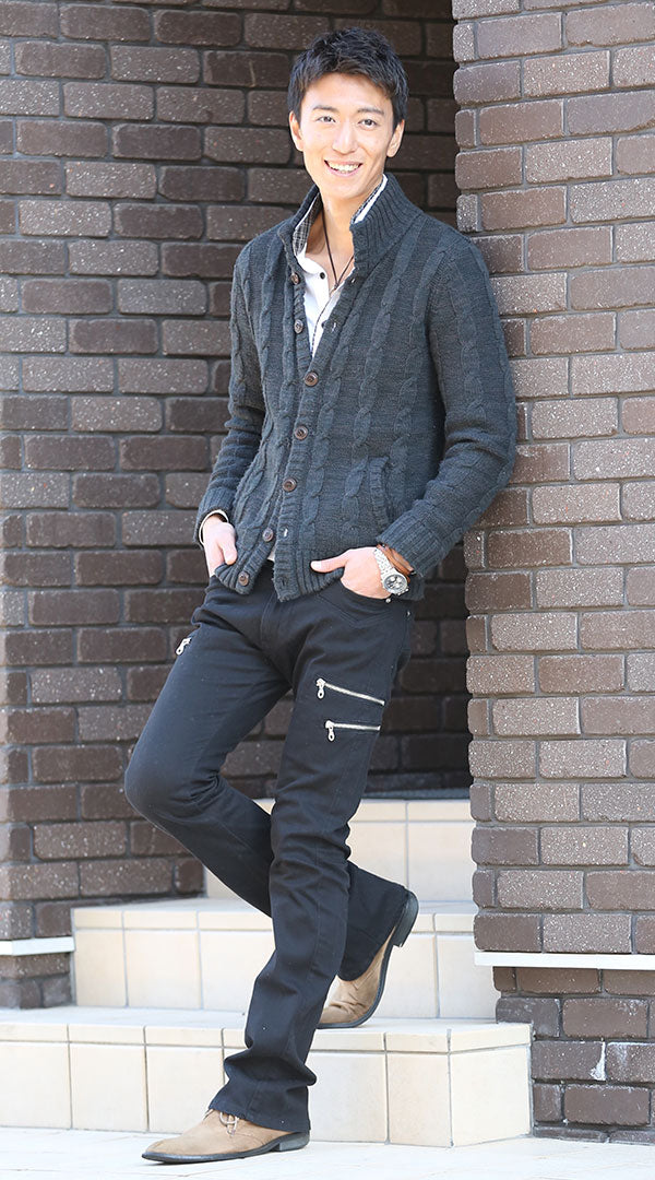 メンズにおすすめの黒カーゴパンツとニットジャケットを合わせたデート向けの秋冬コーデ例