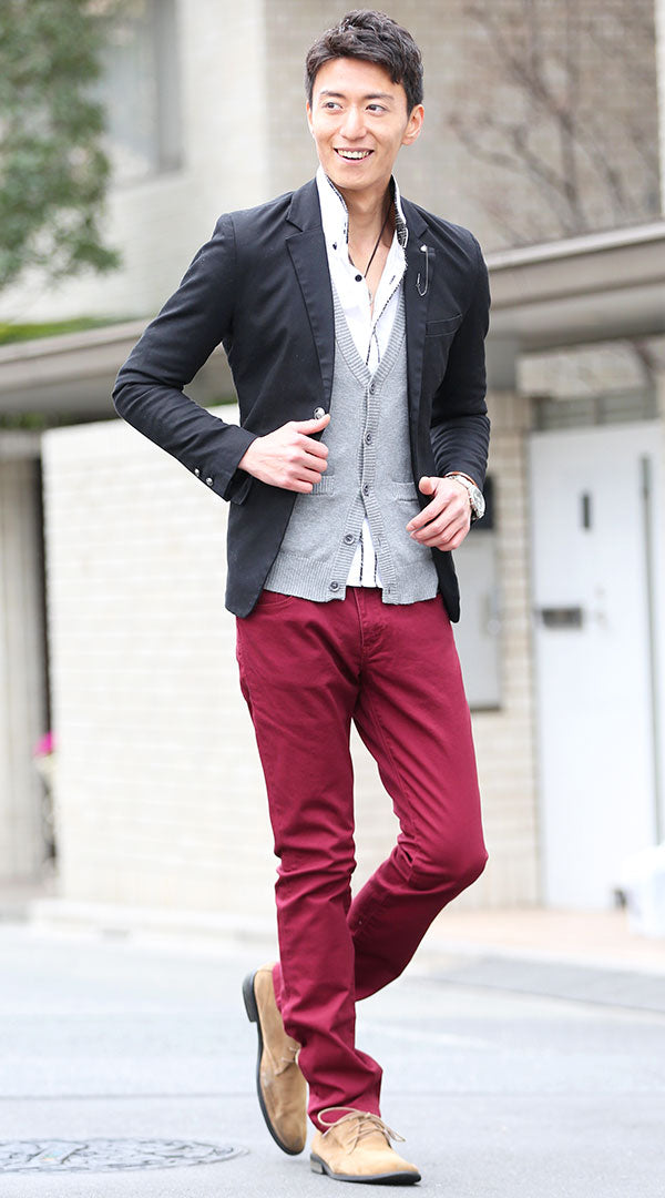 ジャケットのインナーに白シャツを着た画像