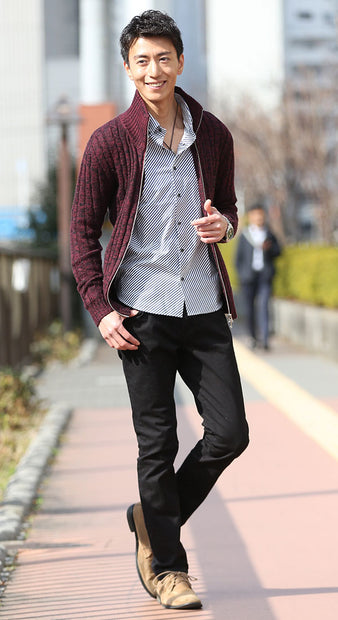 メンズにおすすめのジップアップカーディガン春コーデ　ワインカーディガン×柄シャツ×ブラックパンツ