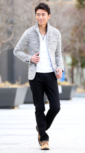 グレーイタリアンカラージャケット×ホワイトカットソー×ブラックパンツ