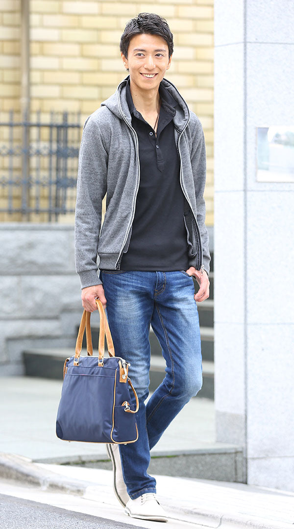 40代メンズにおすすめのグレーパーカーとデニムを使った秋の清潔感カジュアルコーディネート